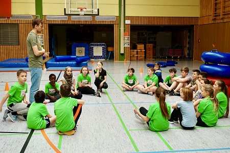 Die fnften Klassen der Marion-Dnhoff-Realschule plus Wissen fhrten den Anti-Aggressions-Parcours durch. (Foto: Marion-Dnhoff-Realschule)