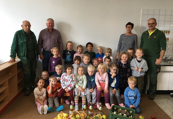 Ortsgemeinde Pracht bergibt Apfelsaft an Kindergartenkinder