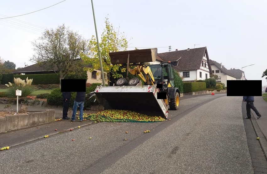 Anhnger verliert pfel bei Unfall in Birken-Honigsessen