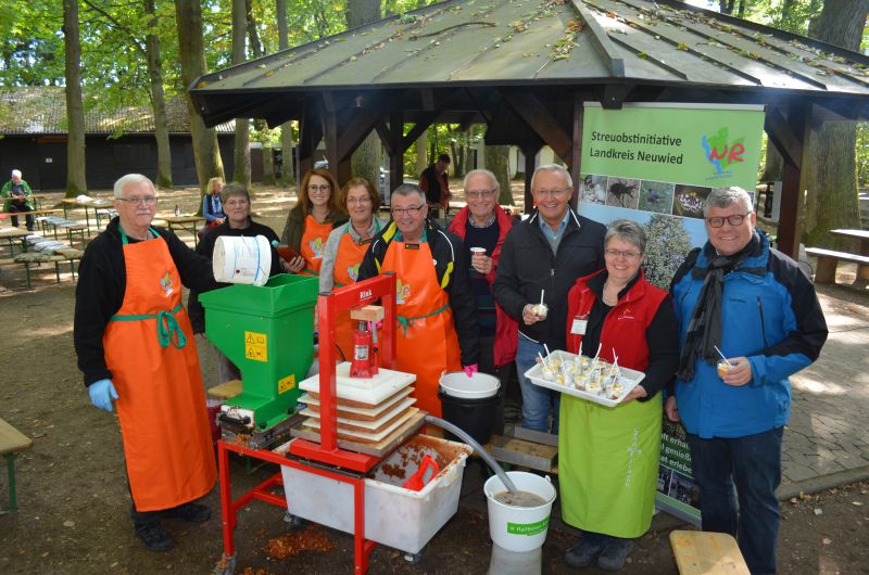 Alle Anwesenden, u.a. Landrat Achim Hallerbach sowie 1.Kreisbeigeordneter Michael Mahlert waren sich einig, der frische Apfelsaft schmeckte fruchtig, ssauer und hatte ein feines Aroma. Foto: privat