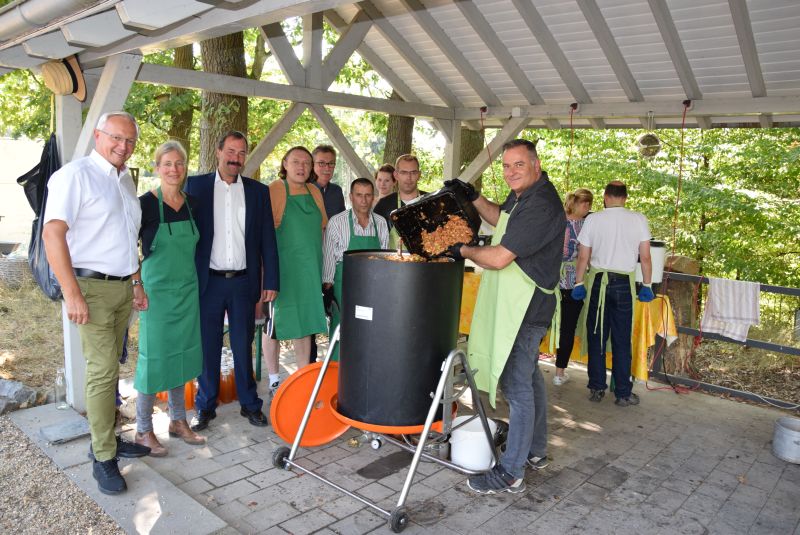 Mit ihrem Gemeinschaftsprojekt "Apfelsaft" wollen Sabine Eltgen von der Christinenhhe und das Alloheim in Rheinbrohl das Thema Inklusion anpacken und die Integration von psychisch Kranken in die Gesellschaft vorantreiben. Foto: privat