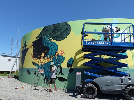 Carl KENZ (links) aus Kaiserslautern und Kram (rechts) aus Barcelona bei der Arbeit am Fahrsilo von Matthias Mller in Irmtraut (Foto: Milag)