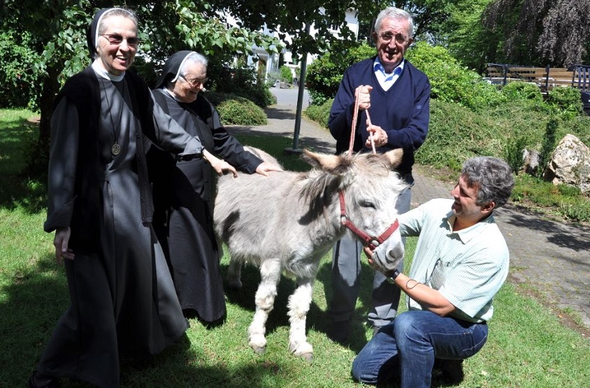 40 Jahre lang kam Pastor Stjepan Penić mit verschiedenen Gruppen nach Elkhausen. Jetzt ist Zeit Abschied zu nehmen, bevor es zurck in seine Heimat nach Kroatien geht. v.l.: Alis Lovrić, Fanta Jukić, Stjepan Penić und Georg Rieth mit Esel Timo. (Foto: Arche Noah)