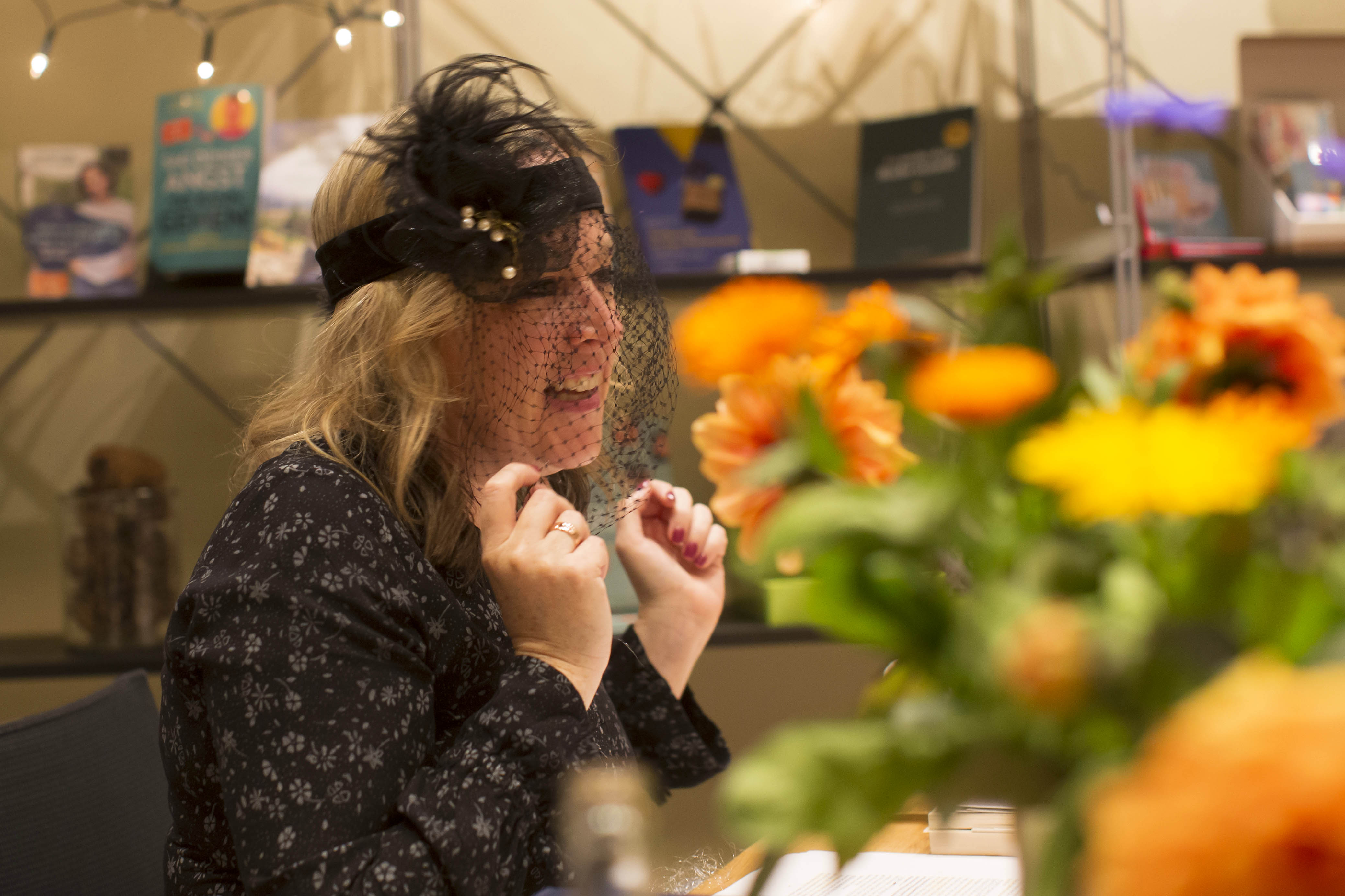 Susanne Arnold las in wechselndem Outfit auf dem Klosterberg in Waldbreitbach. Fotos: Wolfgang Tischler