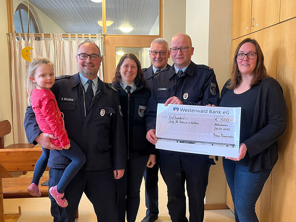 Spendenbergabe KiTa. (v.l.: Boris Baldus, Isabelle Schmidt-Beyer, Hubert Schmidt, Thorsten Schmidt, Brbel Prause (stellvertretende Leiterin KiTa). Foto: Frderverein FFW