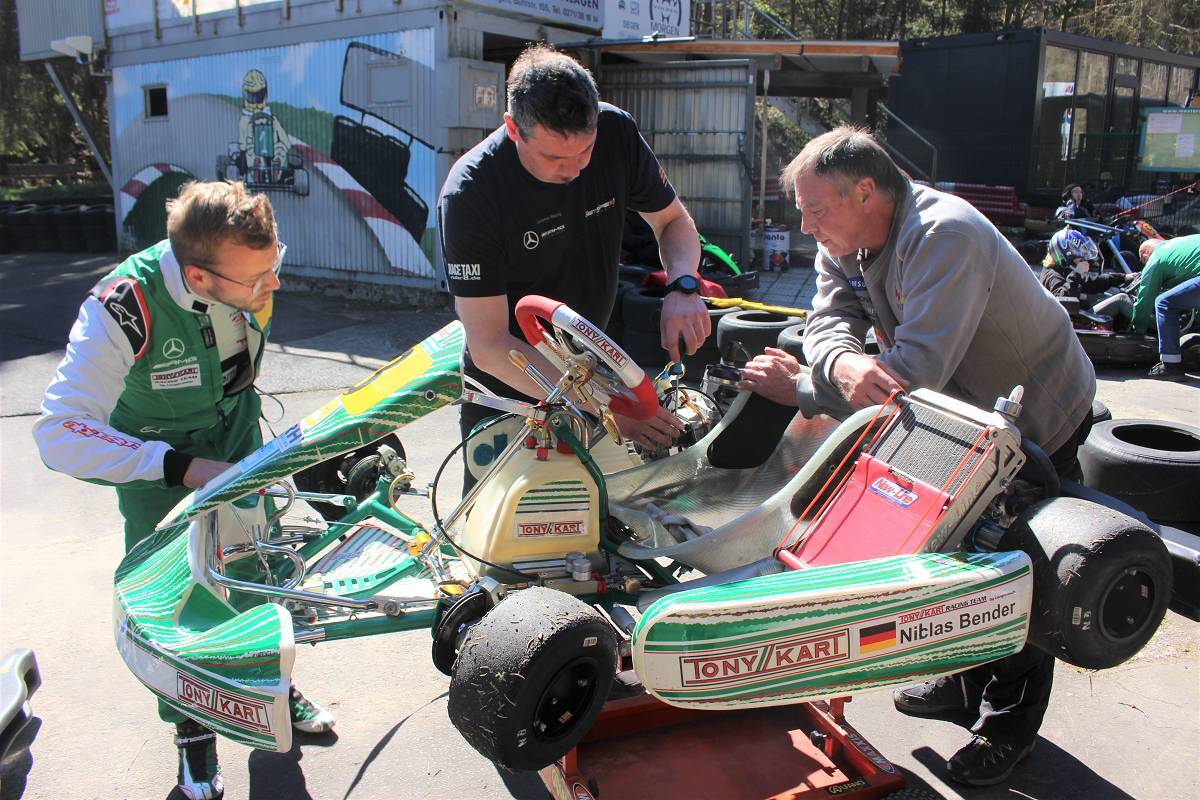 Die Kartsaison hat angefangen! Schrauben und werkeln gehrt dazu. (Fotos: Wolfgang Rabsch)