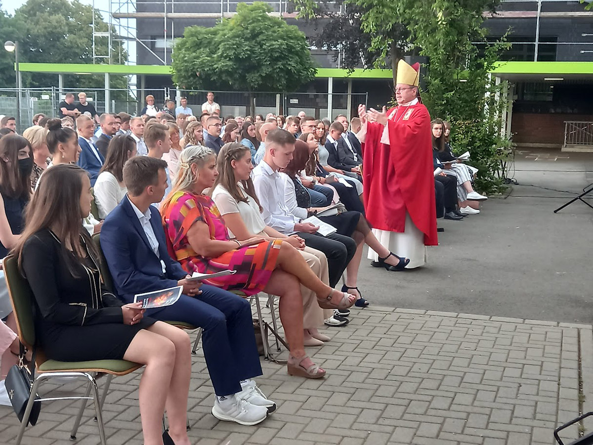 Der Bischof spricht beim Firmgottesdienst zu den zu Firmenden und mehr als 200 Glubigen auf dem Schulhof der Sankt-Barbara-Grundschule in Hhn. Fotos: Willi Simon