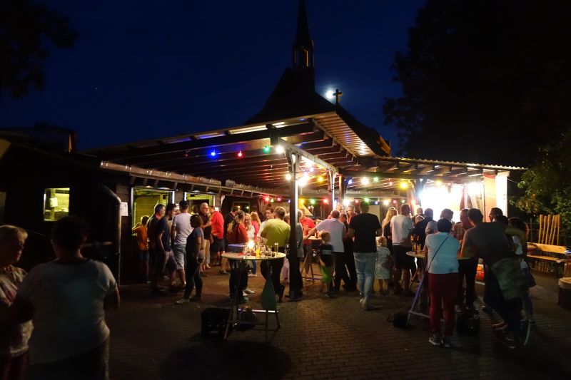 Sommerfest des Funken-Korps Schwere Artillerie Rut-Wiess aus Linz bei der Feier in der Grillhütte auf dem Kaiserberg in Linz. Foto: Roland Thees
