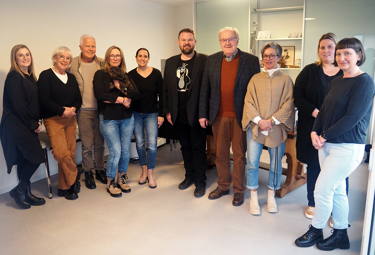 Ute Ritzenhfer und Dr. Manfred Fischer (2. und 3. von links) mit ihrem Praxisteam sowie Brgermeister Mohr, Erster Beigeordneter Bernhard Wiemer und Andrea Hoppen (3. von rechts). Foto: Stadt Bendorf