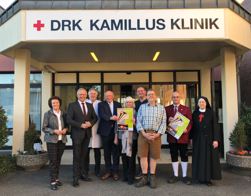 Landrat Achim Hallerbach (2.v.l.), Helmut Reith (4.v.l.) und Dirigent Dirk Wachtler (2.v.r.) prsentieren vor der Asbacher DRK Kamillus Klinik gemeinsam das Programm des Benefizkonzerts des Ausbildungsmusikkorps der Bundeswehr mit seiner groen Egerlnder-Besetzung am Samstag, den 11. Mai, ab 19.30 Uhr im Brgerhaus in Asbach. Foto: Privat