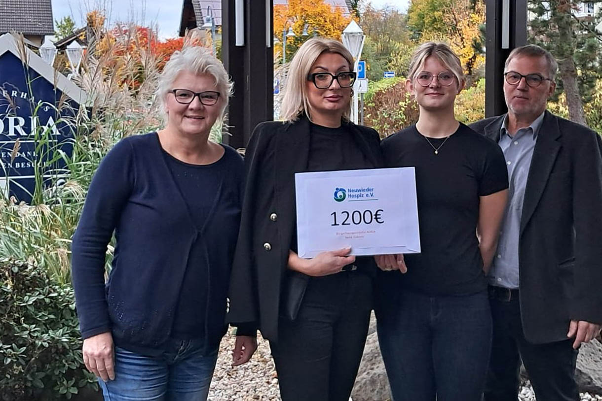 Beate Christ vom Neuwieder Hospizverein, Jasna Vukovic und Celine Prangenberg vom Restaurant Adria und Ortsbrgermeister Franz-Peter Dahl bei der Spendenbergabe. Foto: Stefan Vukovic