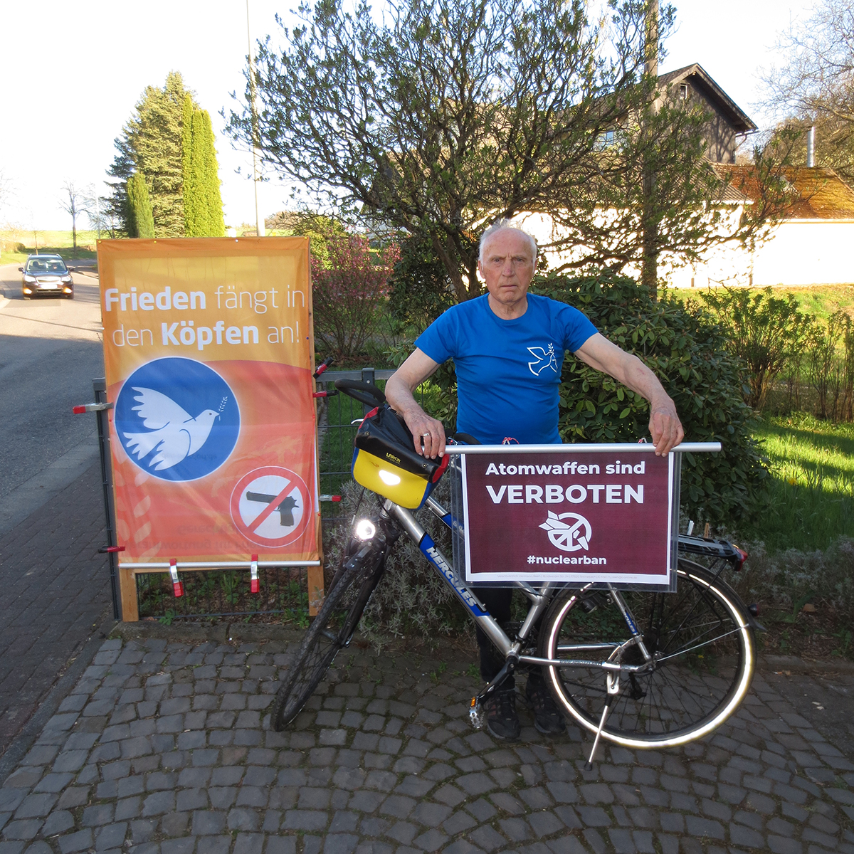 Hermann Reeh aus Steinebach wirbt fr die Unterzeichnung des Atomwaffenverbotsvertrags, fordert ein Ende der Rstungsspirale und sucht Untersttzung. Foto: Privat