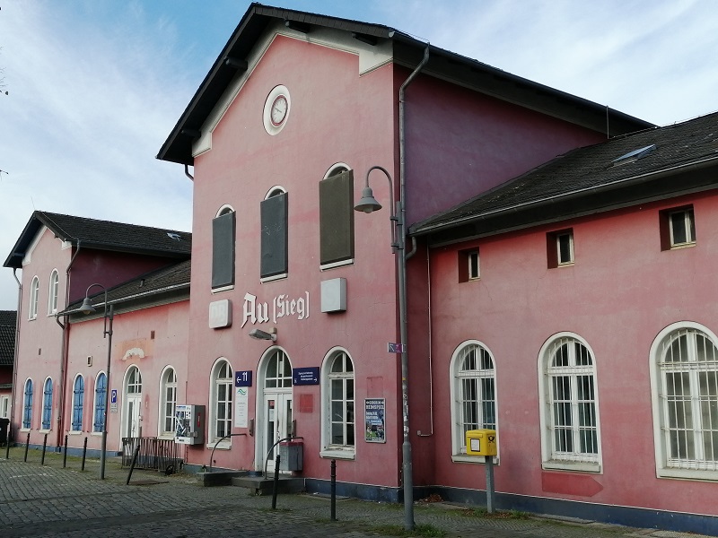 Der Zustand des Bahnhofs in Au wird seit vielen Jahren kritisiert. Abhilfe scheint in absehbarer Zeit nicht in Sicht. (Foto: hak)