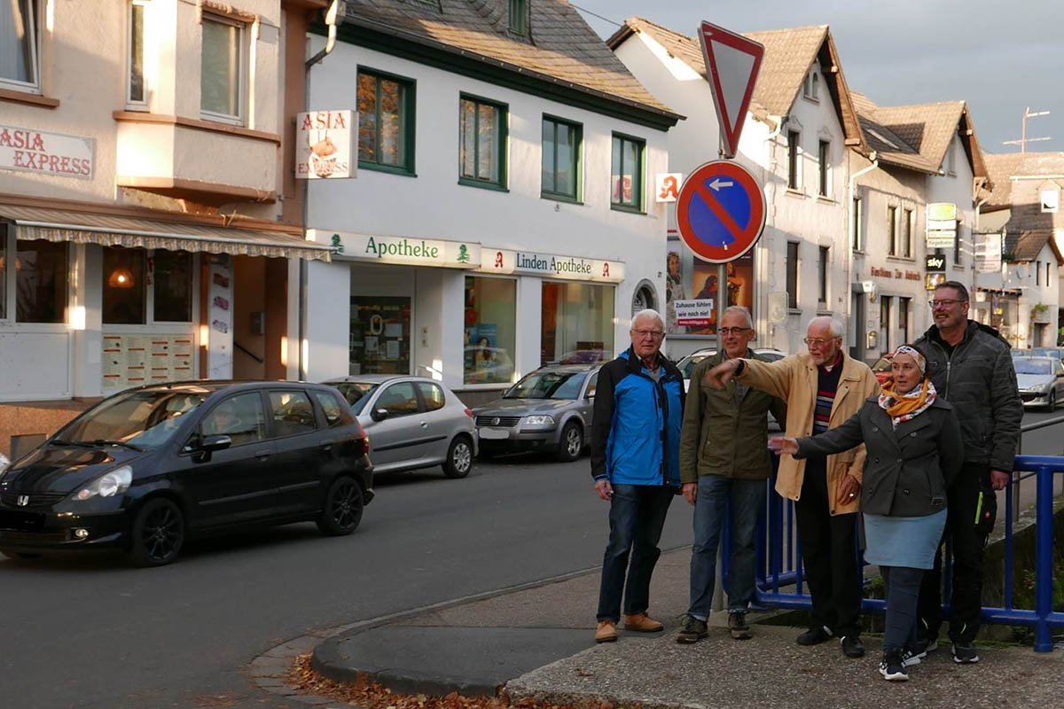 Die Vorstandsmitglieder des CDU-Ortsverbandes Gerhard Neumann, Wolfgang Hardt, Romed H. Kaufhold, Silvana und Michael Cremer machten sich vor Ort ein Bild ber die Verkehrssituation. Foto: CDU