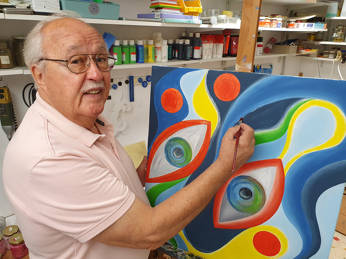 Manfred Rttcher in seinem Atelier am Bodensee. Das hier noch unfertige Gemlde Augenblick II (2021) wird in der Ausstellung gezeigt. Foto: Privat