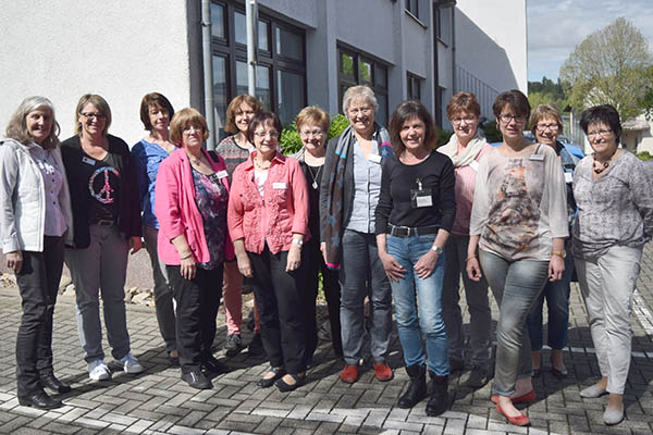 Die Seminarteilnehmerinnen mit der Referentin Annerose Sprenger vor der Verbandsgemeindeverwaltung Puderbach. Foto: Kreisverwaltung