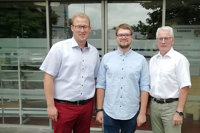 Von links: Broleiter Philipp Rasbach, Lukas Kleinfeld, Brgermeister Volker Mendel. Foto: VG Puderbach