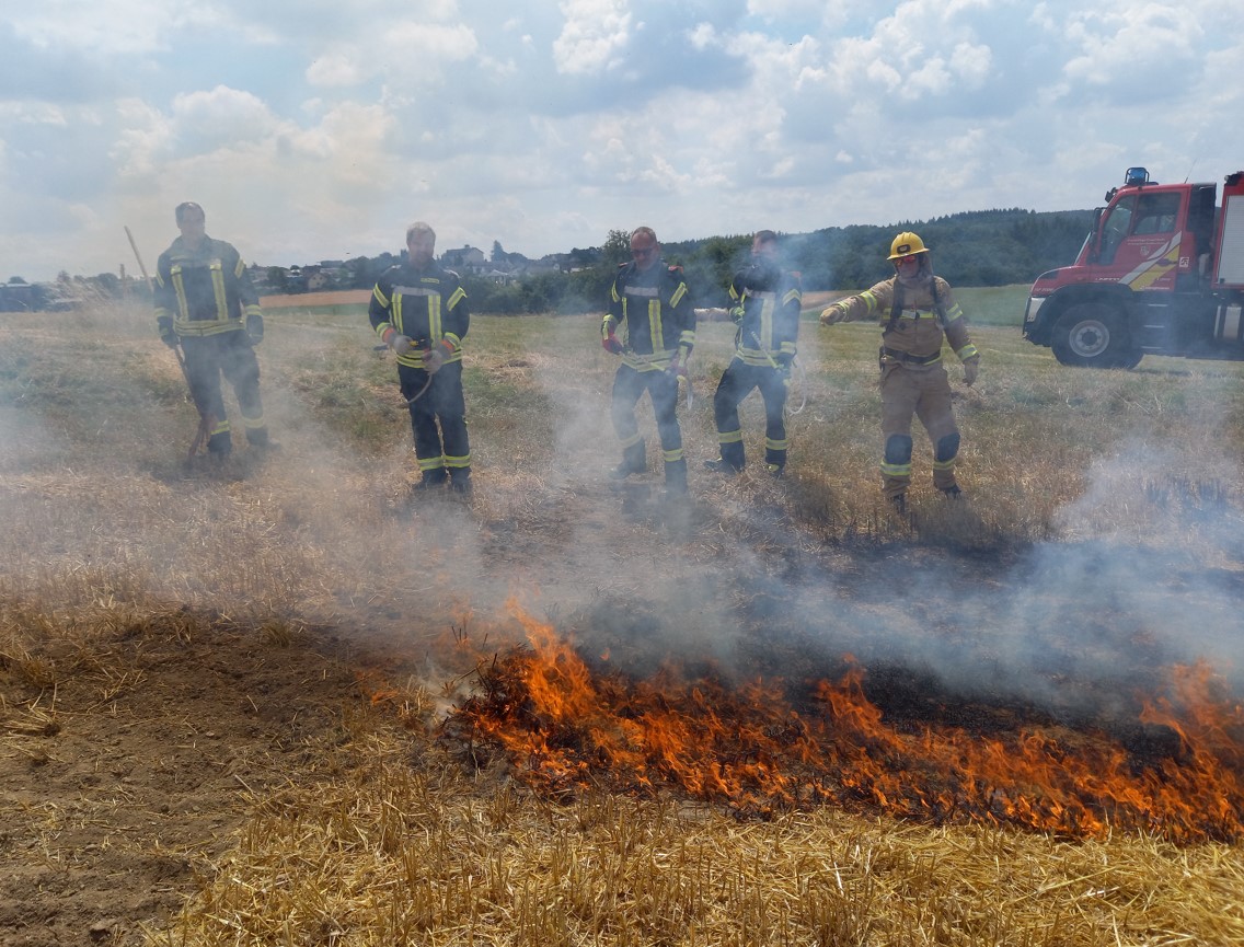 Die Feuerwehren der VG Rengsdorf-Waldbreitbach haben sich rund um die Bekmpfung von Wald- und Vegetationsbrnden weitergebildet. (Fotos: Feuerwehr Rengsdorf-Waldbreitbach)