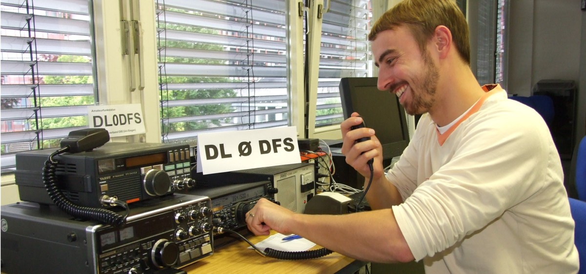 Praktischer Ausbildungsfunkbetrieb an der Uni-Funkstation. Foto: Deutschen Amateur-Radio-Club (DARC e.V.)