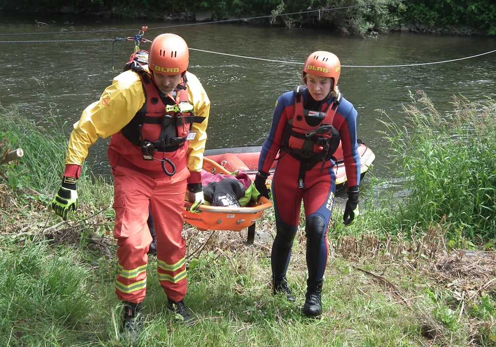 Die DLRG Betzdorf-Kirchen demonstrierte eine Wasserrettung aus der Sieg. Fotos: Regina Steinhauer 