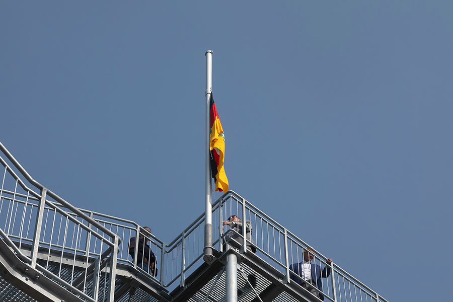 Ortsbrgermeister Ferdinand Wittlich hisst die Kurtscheider Fahne auf dem Turm. Fotos: Helmi Tischler-Venter und Wolfgang Tischler