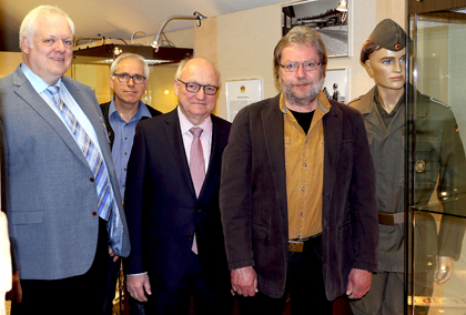 Ulrich Meyer, Michael Bender, Landrat Michael Lieber und Museumsleiter Achim Heinz neben einem Exponat der Sonderausstellung "Rund um den Stegskopf". Foto: anna 