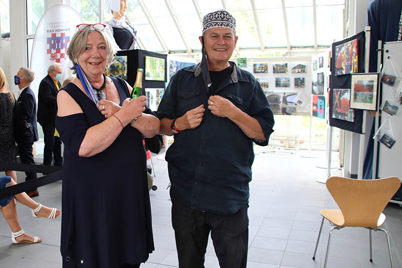 Die Fotoknstlerin Florette Hill und Fotoknstler Harry Weienfels bei der Ausstellungserffnung im Bad Honnefer Rathausfoyer. Foto: Stadt Bad Honnef