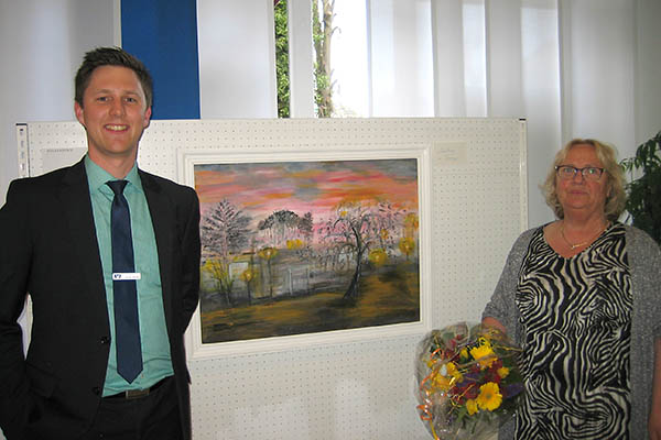 Geschftsstellenleiter Daniel Becker mit Trude Petry. Foto: Westerwald Bank