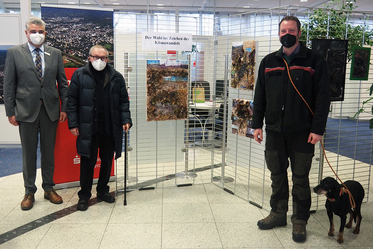 (v.l.n.r.): Sparkassen-Filialleiter Mario Winterwerber, Knstler Ulrich Scheel und Revierfrster Johannes Biwer mit Bassi. Fotos: Stadt Bendorf