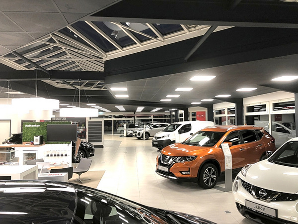 Die nun abgegrenzten Ausstellungsbereiche von Nissan und Kia locken die Besucher zum Bestaunen und Verweilen ein. Auerdem knnen Sie ihr individuelles Fahrzeug konfigurieren. (Foto: Autohaus Siegel) 