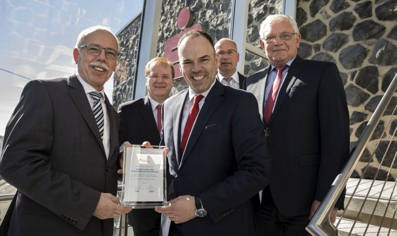 Direktor Bernd Hermann (LBBW) berreichte die Auszeichnung an den Vorstand und die Leiter der erfolgreichen Kompetenz-Center der Sparkasse Westerwald-Sieg. V.l.n.r.: Bernd Herrmann (LBBW), Andreas Stahl (Firmenkunden-Center Westerwald), Andreas Grg (Vorstand), Uwe Mller (Immobilien-Center) und Kai-Uwe Henne (Firmenkunden-Center Altenkirchen). Foto: Sparkasse