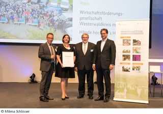 In Hamburg berreichte der parlamentarische Staatssekretr Florian Pronold die Urkunde an Wilfried Noll, Katharina Schlag und Kurt Schler (von links). Foto: Veranstalter