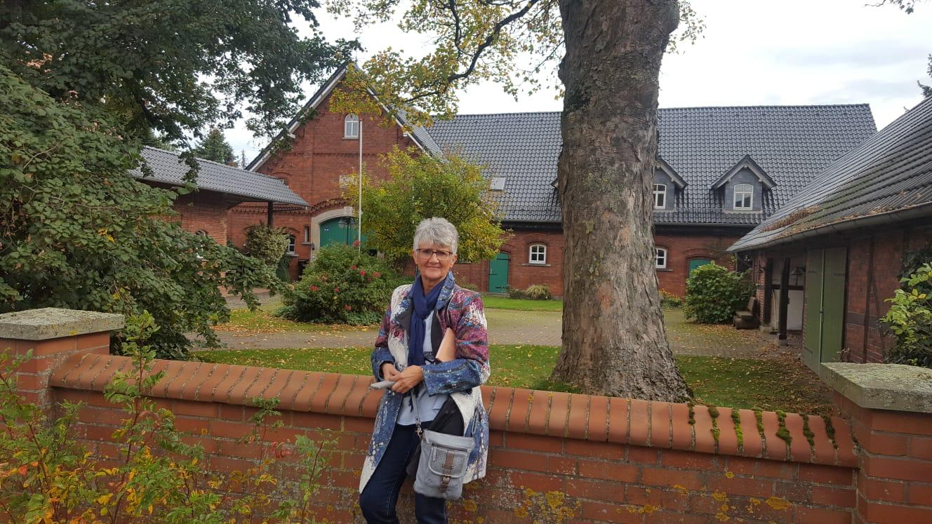 Stefanie Rmer vor dem Wilhelm-Busch-Musuem, das auch im Rahmen der Auszeitreise besichtigt wurde. Foto: privat