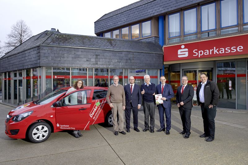 Sparkasse spendet neues Auto an Hospizverein Westerwald 