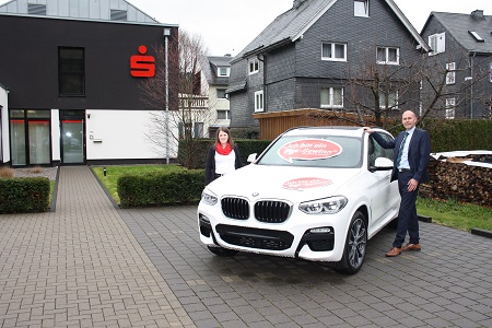 bergaben das Auto an die glcklichen Gewinner: Raphaela Gra (Kundenberaterin Geschftsstelle Betzdorf) und Sascha Eckhardt (Leiter Geschftsstelle Herdorf). (Foto: Sparkasse)