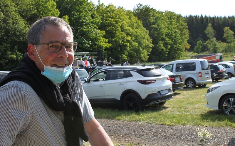 Pfarrer Eckhard Schmitt freute sich ber die gute Resonanz fr den Autogottesdienst in Stein-Neukirch. Fotos: Sabine Hammann-Gonschorek