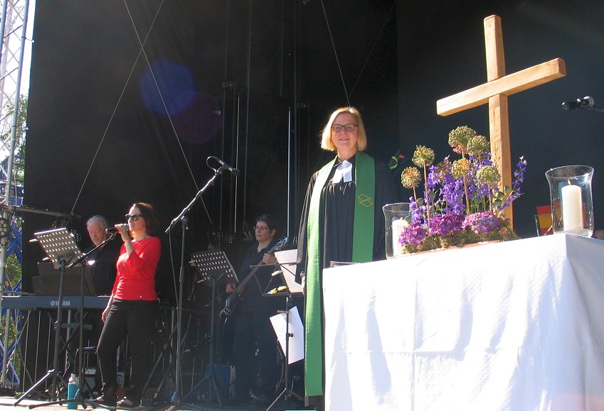 Mit viel Musik (Kirchenband und Posaunenchor) und geistlichen Impulsen zur biblischen Geschichte von Jakob und der Himmelsleiter und Gedanken zu Menschen in fordernden Situationen durch Pfarrerin Andrea Ehrhardt (Bild) feierte die Evangelische Kirchengemeinde Altenkirchen erstmals einen Gottesdienst im Wller Autokino. (Foto: Kirchenkreis)