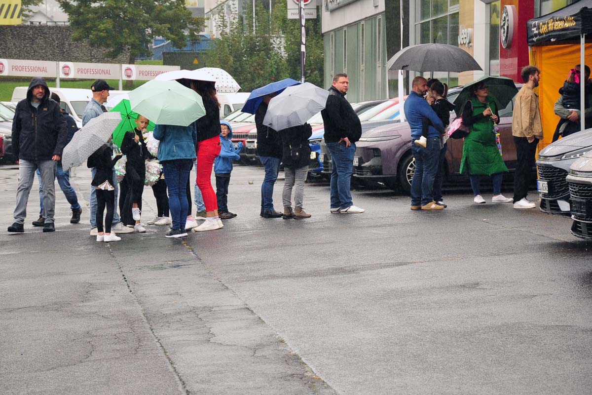 Trotz des Regens zog die Automeile wieder viele Interessenten in die Kreisstadt. (Bilder: kk�)