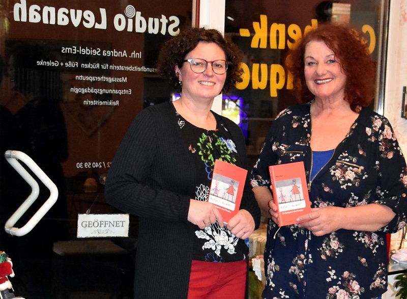 Links die Autorin Mony Mrr (alias Michaela Grdl-Keil), rechts Veranstalterin Andrea Seidel-Ems(Foto: Studio Levanah)