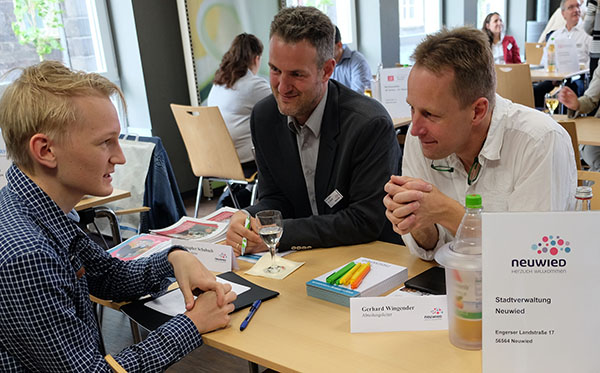 Gerhard Wingender (rechts) und Christopher Schubach (links) fhrten am Tisch der Stadtverwaltung Neuwied viele interessante Gesprche mit potenziellen Auszubildenden. Foto: Stadt Neuwied
