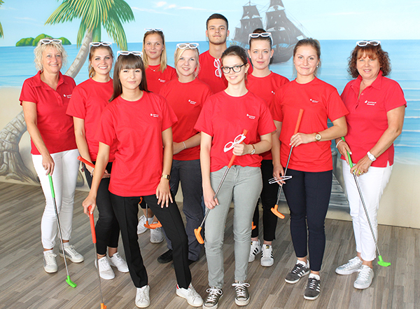 Von links: Andrea Baumung, Anne Bollinger, Famara Westerhoff, Jessica Pankraz, Vinko Puskaric, Lisa Otten, Albina Peters und Alina Rempel mit Ausbildungsleiterin Rita Gonschior und Jutta Damen vom Personalmanagement. Foto: Sparkasse