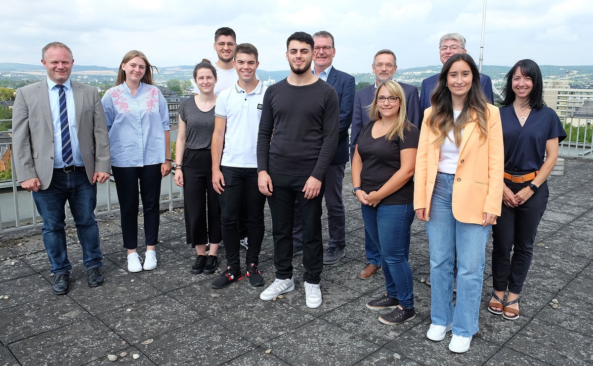 Zum Start ins Berufsleben gratulierten OB Jan Einig (links) sowie (hintere reihe, v.r.), Patricia Bresgen, Ralf Seemann, Holger Trende, und Jrg Herrgott. Sie freuen sich auf eine interessante Ausbildung (v.l.): Jana Kbbing, Helen Phillips, Tobias Knelsen, Niklas Lck, Serkan Kse, Sabrina Kaltenborn und Isabella Sentrk. (Foto: privat)