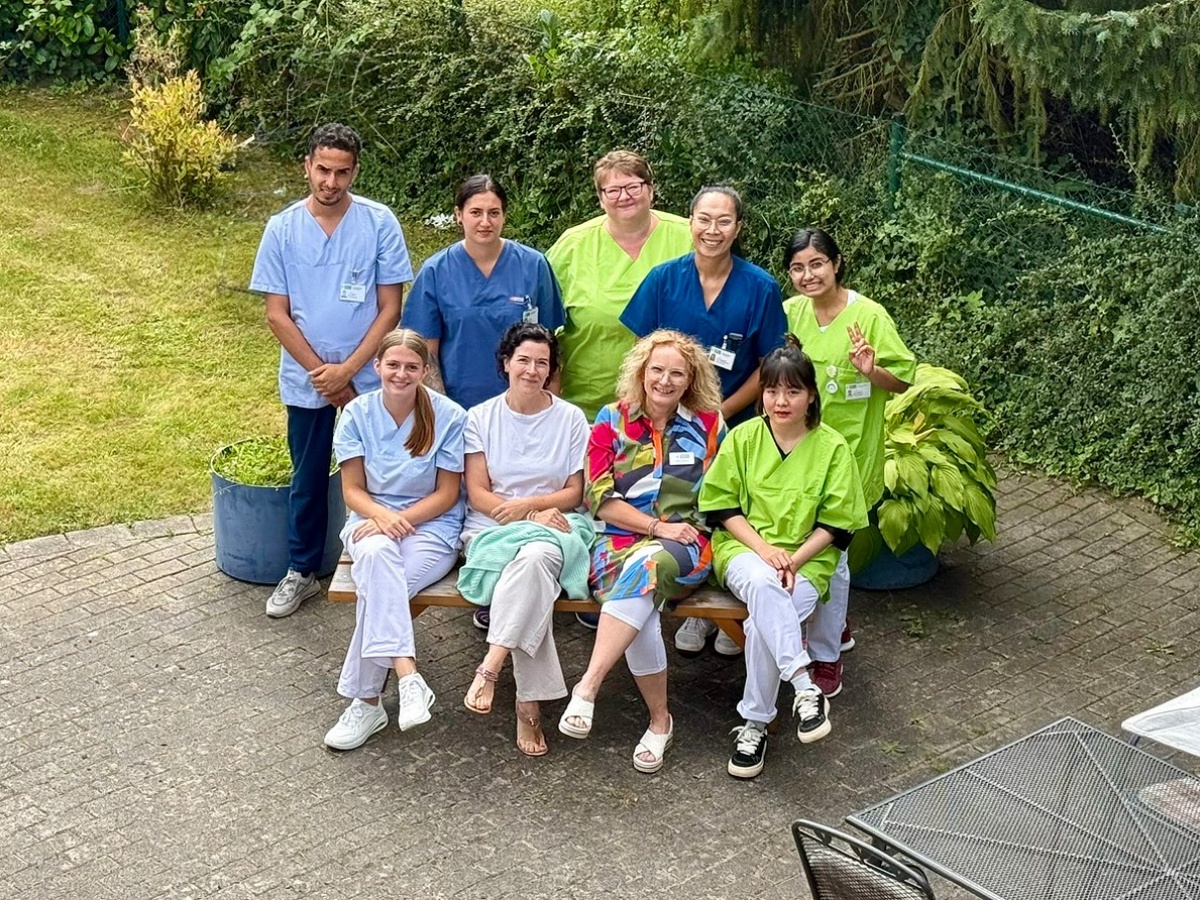 In einem Wohnbereich im Haus Mutter Teresa leiten Auszubildende mit Unterstützung von examinierten Pflegekräften und Praxisanleitern dauerhaft einen Wohnbereich. (Foto: Thomas Klur)