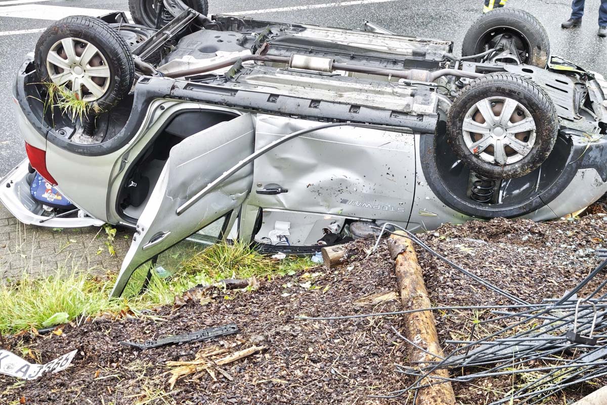 Das Fahrzeug berschlug sich und kam auf dem Dach liegend zum Stillstand (Bilder: kk)