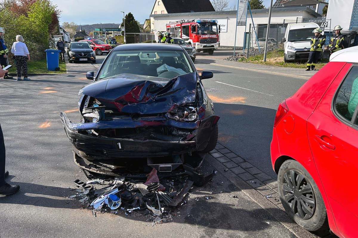 Mehrere Fahrzeuge wurden erheblich besch�digt (Bilder: FW Hamm/Sieg)