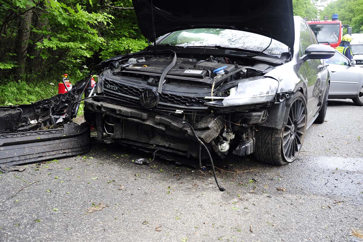 Unfall auf der B256: Eine junge Frau war am Freitagnachmittag zwischen Willroth und Horhausen mit ihrem Wagen in einer Kurve von der Strae abgekommen und gegen einen Baum geprallt. (Fotos: KK)