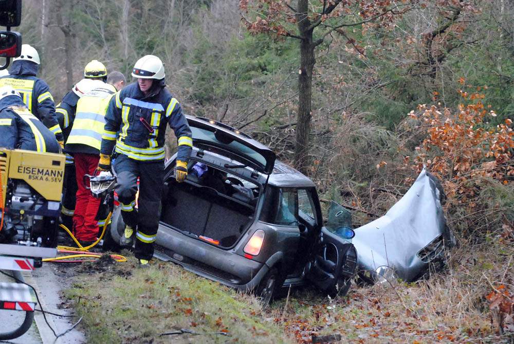 Fahrer nach schwerem Unfall auf der B 256 im Auto eingeklemmt