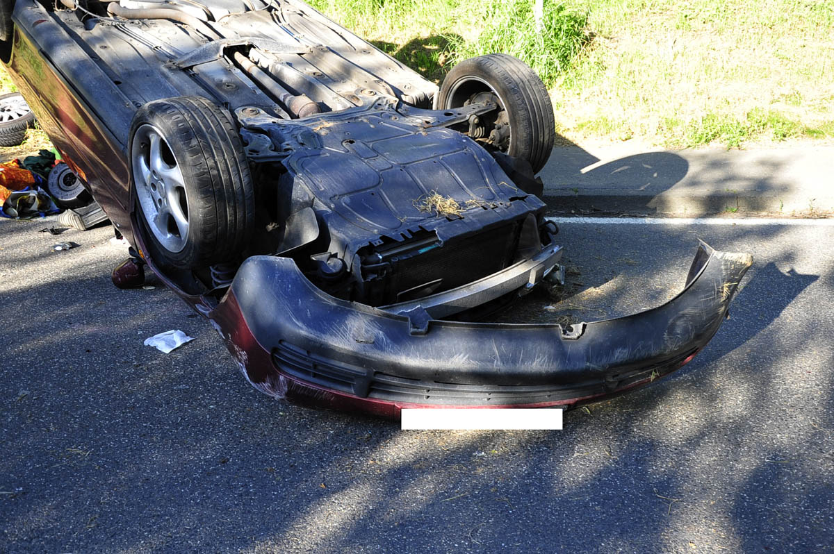 Ein spektakulrer Unfall auf der B 256 zwichen Au und Rosbach ging am Sonntagabend glimpflich aus, der Fahrer konnte sich selbst aus seinem Auto befreien. (Fotos: KK)