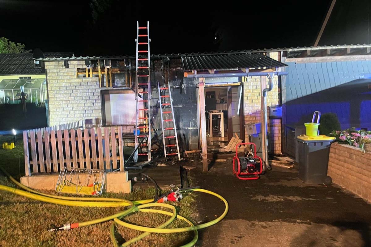 Die Fassade wurde �ber Steckleitern kontrolliert (Bilder: VG-Feuerwehr)