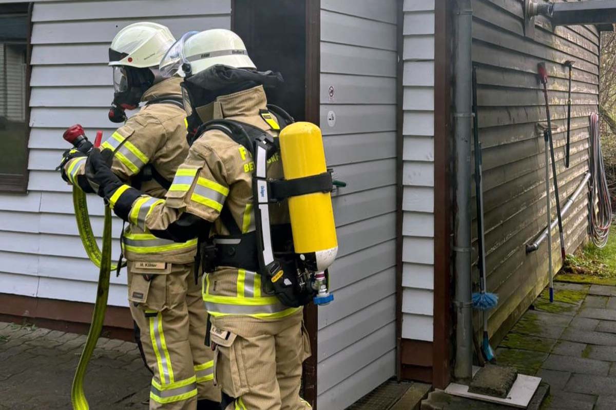 Der Brand wurde mit mehreren Trupps bek�mpft (Fotos: VG-Feuerwehr Betzdorf-Gebhardshain)